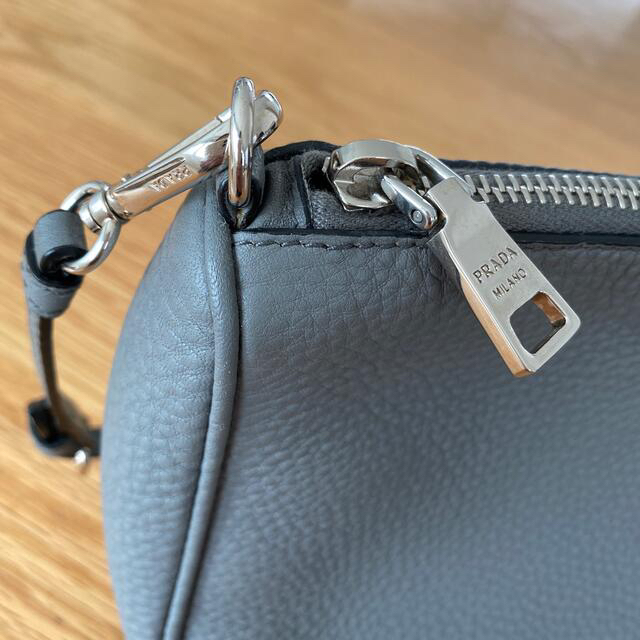 PRADA(プラダ)のPRADA  プラダ　アクセサリー　ポーチ　レザー　1N1620 グレー レディースのバッグ(その他)の商品写真