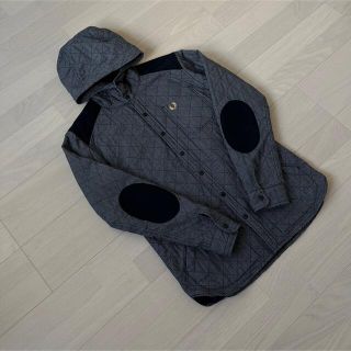 フレッドペリー(FRED PERRY)のフレッドペリー ワンポイント刺繍ロゴ　キルティングジャケット　肘当て　灰色　M(マウンテンパーカー)