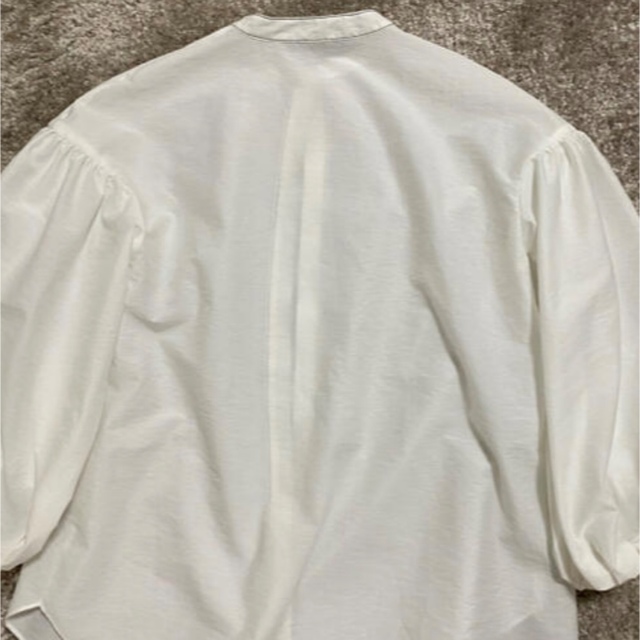 Mila Owen(ミラオーウェン)のミラオーウェン　スタンドカラーボリューム袖ブラウス　ホワイト レディースのトップス(シャツ/ブラウス(長袖/七分))の商品写真