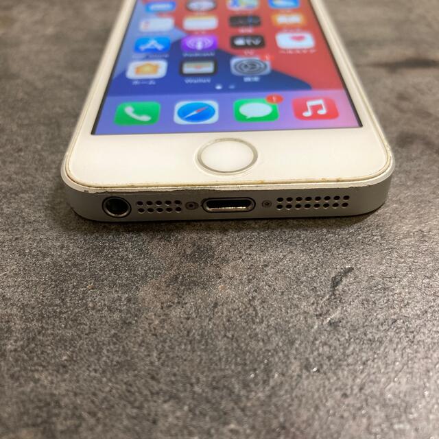 iPhone(アイフォーン)の64138T iPhoneSE 32GB silver SIMフリー　中古品 スマホ/家電/カメラのスマートフォン/携帯電話(スマートフォン本体)の商品写真