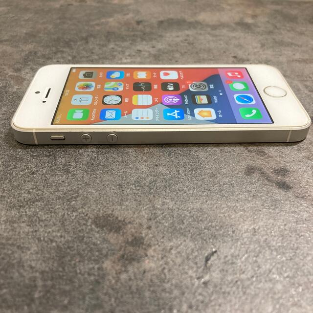 iPhone(アイフォーン)の64138T iPhoneSE 32GB silver SIMフリー　中古品 スマホ/家電/カメラのスマートフォン/携帯電話(スマートフォン本体)の商品写真