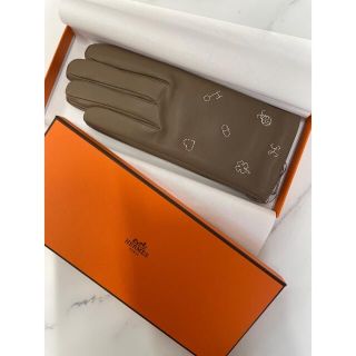 カラーはエトゥープタグ付き新品未使用！HERMES ラッキーチャームグローブ