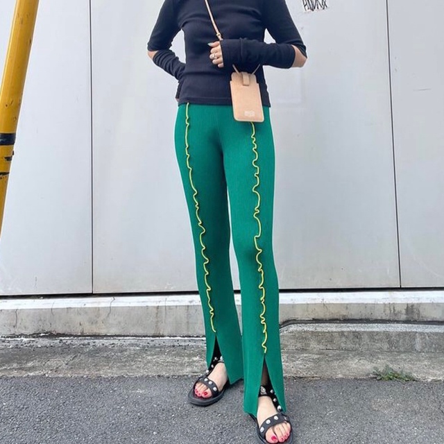 soduk slit knit trousers 定番パンツ カーキ レディースのパンツ(カジュアルパンツ)の商品写真