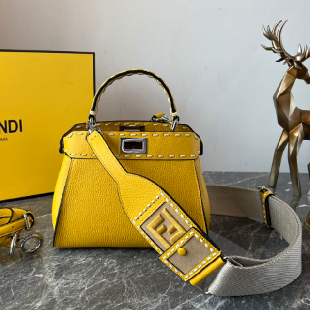 美しい FENDI スモール イエローフルグレインレザー アイシーユー ...