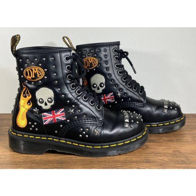 Dr.Martens(ドクターマーチン)の希少 Dr.Martens マーチン スタッズ 星 刺繍 スカル ブーツ レディースの靴/シューズ(ブーツ)の商品写真