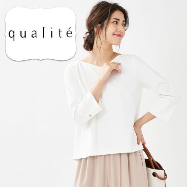 qualite(カリテ)の開きひかえめ絶妙Vネック＊Aラインバッグタックブラウス クリーンホワイト レディースのトップス(シャツ/ブラウス(長袖/七分))の商品写真