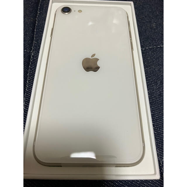 iPhone(アイフォーン)のiPhonese3 スマホ/家電/カメラのスマートフォン/携帯電話(スマートフォン本体)の商品写真