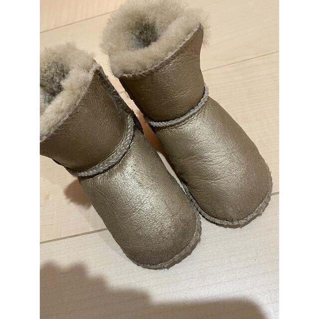 UGG(アグ)のUGG ベビー　シューズ　ゴールド　 キッズ/ベビー/マタニティのベビー靴/シューズ(~14cm)(その他)の商品写真