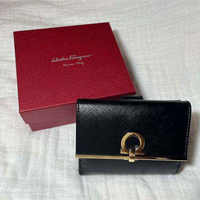 Salvatore Ferragamo(サルヴァトーレフェラガモ)のフェラガモ　二つ折り財布　レザー　ブラック　22-4639 レディースのファッション小物(財布)の商品写真