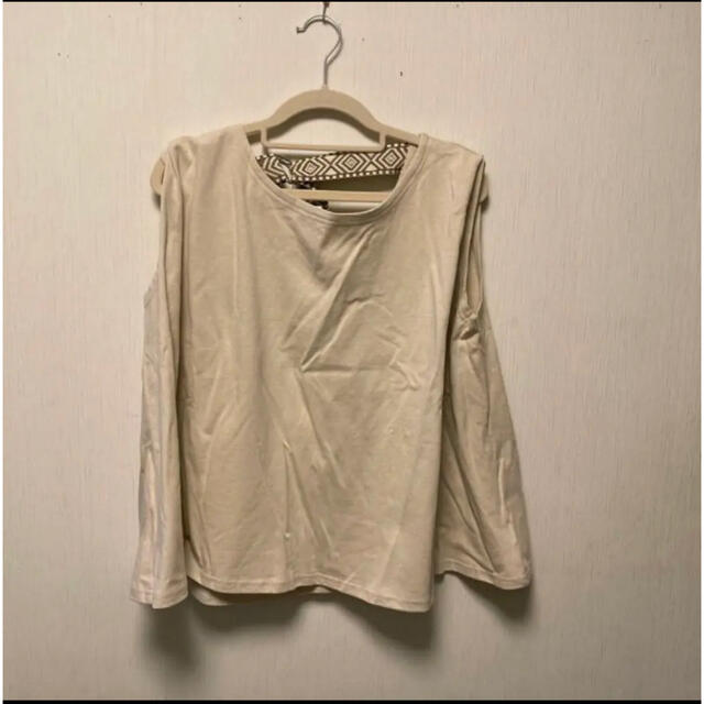 新品未使用！バックベルトフレアTシャツ　バックベルトタンク　Tシャツ　ベージュ レディースのトップス(Tシャツ(半袖/袖なし))の商品写真