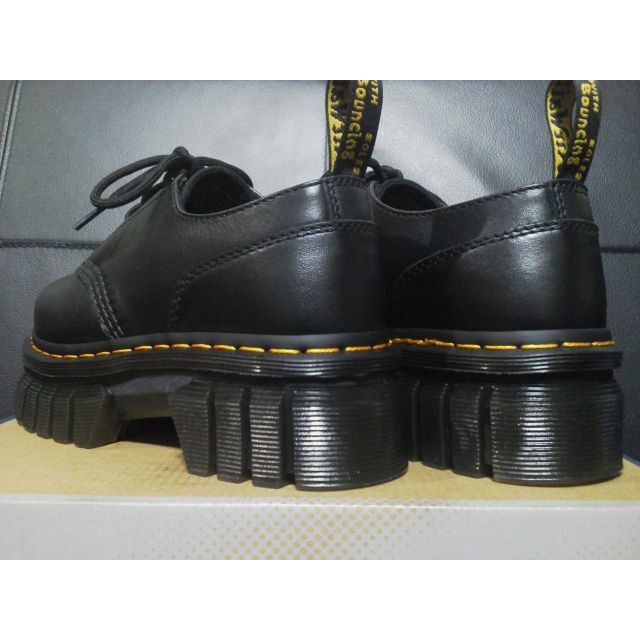 Dr.Martens(ドクターマーチン)の【極美品】Dr.Martens AUDRICK UK4 黒 厚底 3ホール レディースの靴/シューズ(ローファー/革靴)の商品写真