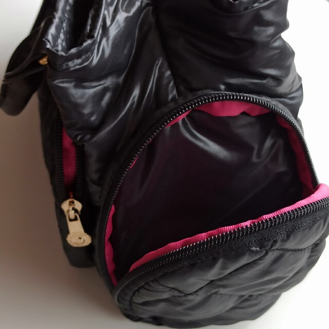 23区(ニジュウサンク)の23区スポーツ 保冷付カートバッグ 黒×ピンク レディースのバッグ(ハンドバッグ)の商品写真