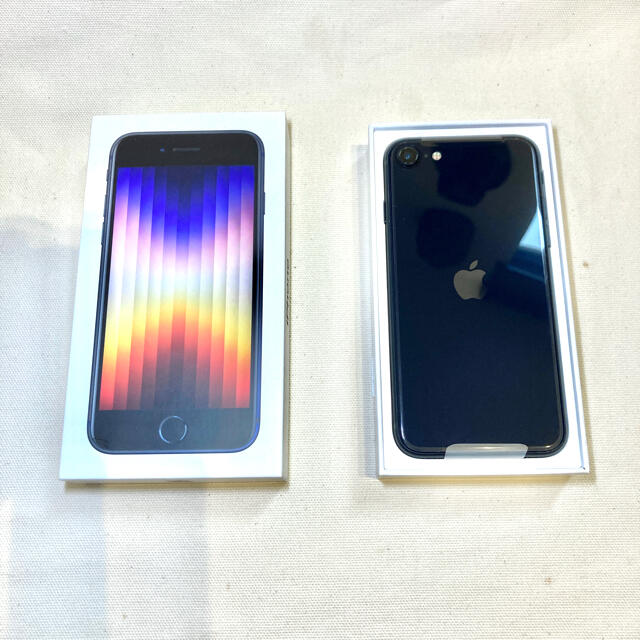 iPhone(アイフォーン)の【新品・未使用】Apple iPhone SE3 128GB ミッドナイト 黒 スマホ/家電/カメラのスマートフォン/携帯電話(スマートフォン本体)の商品写真