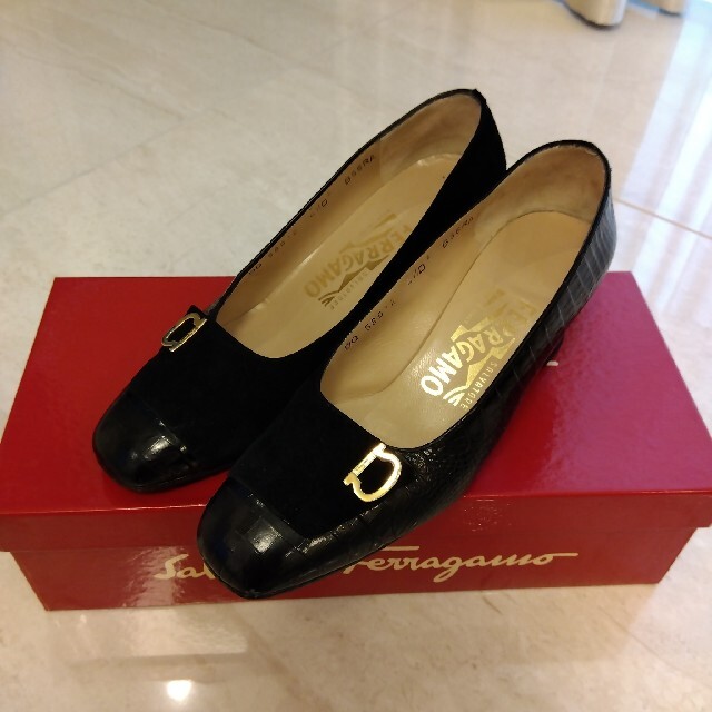 Salvatore Ferragamo(サルヴァトーレフェラガモ)のフェラガモ　Ferragamo　黑　パンプス レディースの靴/シューズ(ハイヒール/パンプス)の商品写真