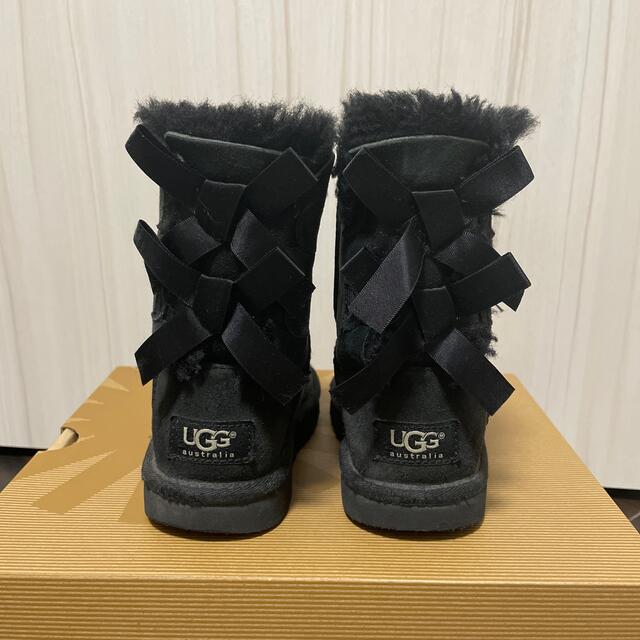 UGG(アグ)のUGG BAILEY BOU ムートンブーツ 10（17センチ）黒 キッズ/ベビー/マタニティのキッズ靴/シューズ(15cm~)(ブーツ)の商品写真