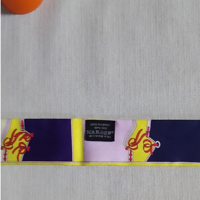 Hermes(エルメス)のまる太郎様専用　エルメス　ツイリー　カマイユ　ジョーヌ　黄　紫 レディースのファッション小物(バンダナ/スカーフ)の商品写真