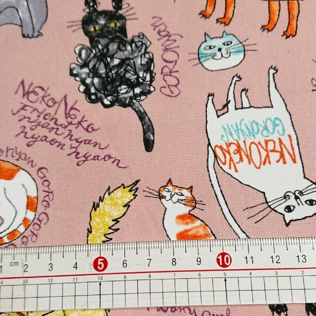 【専用】 110×50cm CAT STREET 猫柄 ピンク オックス生地 ハンドメイドの素材/材料(生地/糸)の商品写真