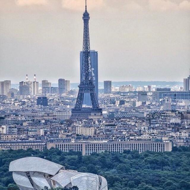 LOUIS VUITTON(ルイヴィトン)のフォンダシオン ルイヴィトン ポーチ グレー ルイヴィトン美術館 レディースのファッション小物(ポーチ)の商品写真