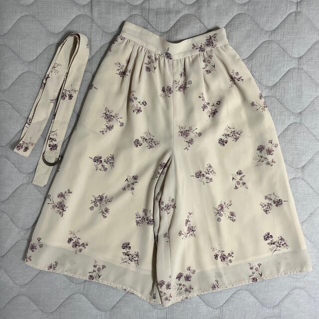 JILL by JILLSTUART(ジルバイジルスチュアート)のジルバイ 花柄スカート風パンツ レディースのスカート(ひざ丈スカート)の商品写真
