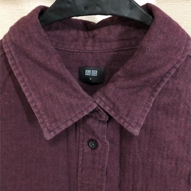 UNIQLO(ユニクロ)のユニクロ UNIQLO カラーシャツ ワイン 綿 無地 秋服  レディースのトップス(シャツ/ブラウス(長袖/七分))の商品写真