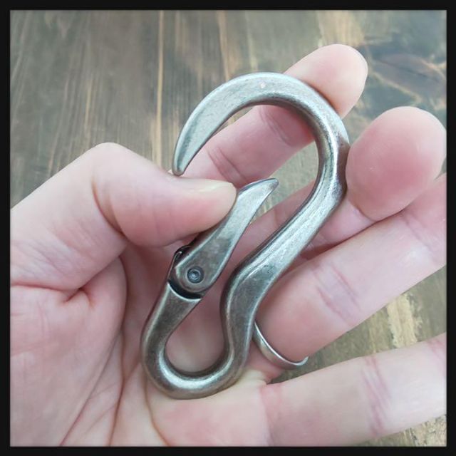 カラビナ キーホルダー シルバー キーフック キーリング 無地 4つリング付きの通販 by s |ラクマ カラビナ キーホルダー キーフック キーリング 無地 リング付き シルバー