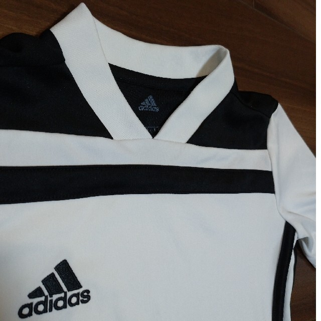 adidas(アディダス)のadidas 白Tシャツ 120cm キッズ/ベビー/マタニティのキッズ服男の子用(90cm~)(Tシャツ/カットソー)の商品写真