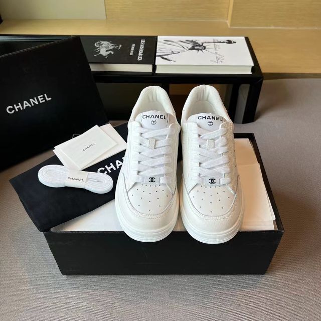 美しい CHANEL ココマークスニーカー38ホワイト シャネル大人気