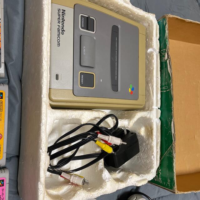 スーパーファミコン(スーパーファミコン)のスーパーファミコン　本体　ソフト　中古　箱あり エンタメ/ホビーのゲームソフト/ゲーム機本体(家庭用ゲーム機本体)の商品写真