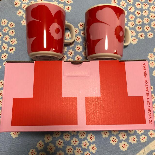 marimekko(マリメッコ)の【新品箱入り】マリメッコ marimekko 70周年 マグ レッド ピンク インテリア/住まい/日用品のキッチン/食器(グラス/カップ)の商品写真