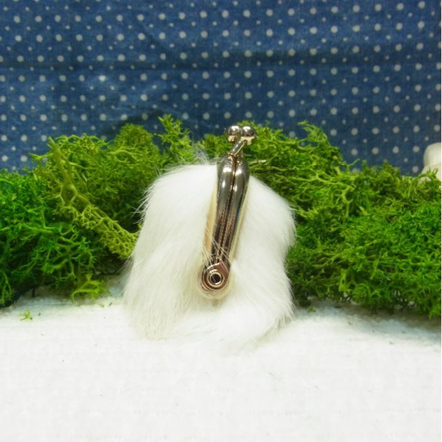 キーホルダー バッグチャームミニ がま口　ラビットファーホワイト レディースのファッション小物(キーホルダー)の商品写真