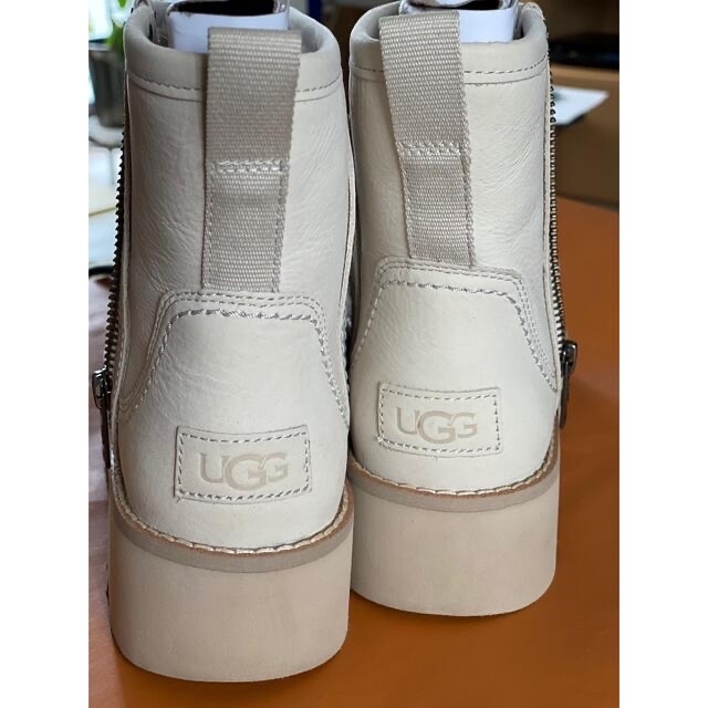 UGG(アグ)の"シーズ様ご専用"UGGブーツ　classic rebel biker mini レディースの靴/シューズ(ブーツ)の商品写真