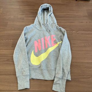 ナイキ(NIKE)の女子　パーカー　M(パーカー)