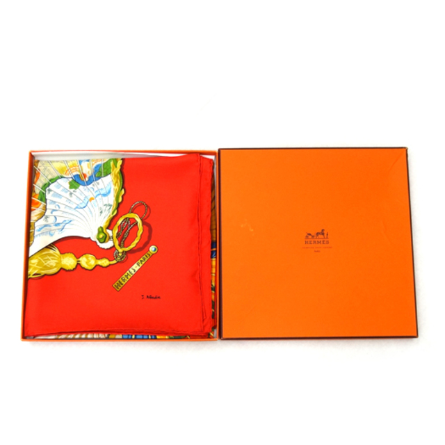HERMES - エルメス カレ90 スカーフ 魅惑のそよ風 レッド シルク HERMES - エルメス カレ90 スカーフ 魅惑のそよ風 レッド シルク