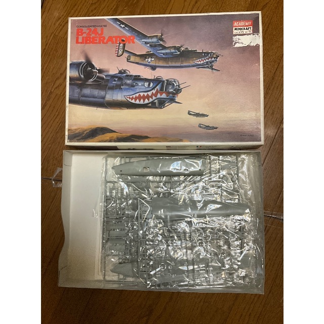 入手困難品。【1/72 Bー24爆撃機】【アカデミー製、新品】大幅値