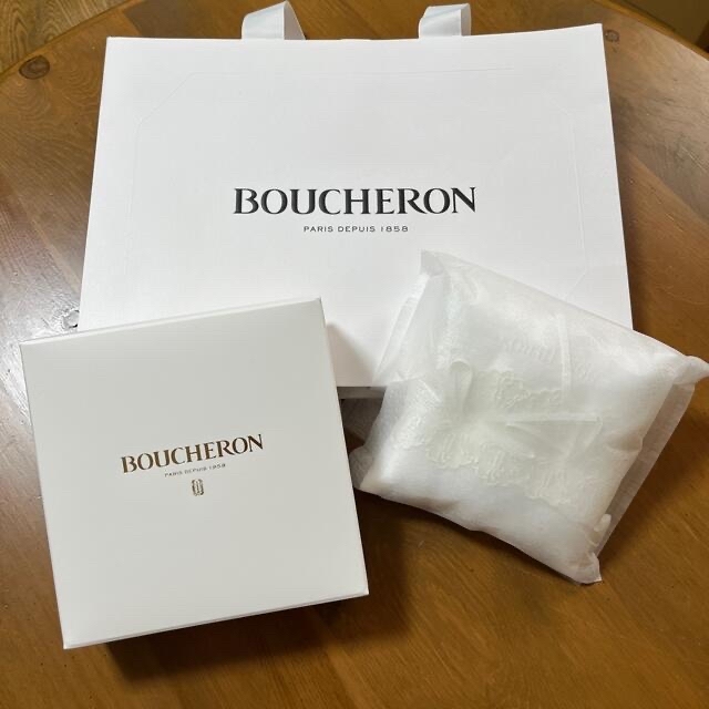BOUCHERON(ブシュロン)の【新品未使用】ブシュロン リングピロー(紙袋つき) ハンドメイドのウェディング(リングピロー)の商品写真