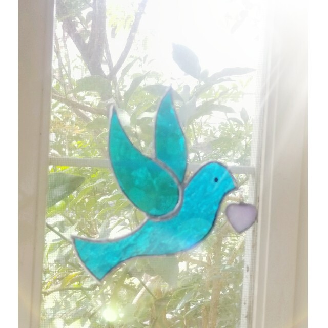 ステンドグラス　ハートを運ぶ　青い鳥のサンキャッチャー インテリア/住まい/日用品のインテリア小物(モビール)の商品写真