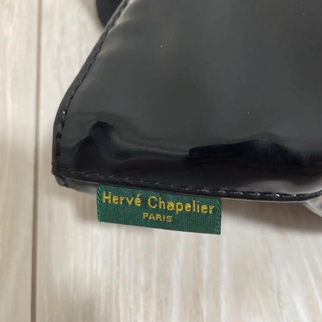 Herve Chapelier(エルベシャプリエ)のHerve Chapelier ヴェルニ ミニハンドバッグ 舟型 エナメル レディースのバッグ(ハンドバッグ)の商品写真