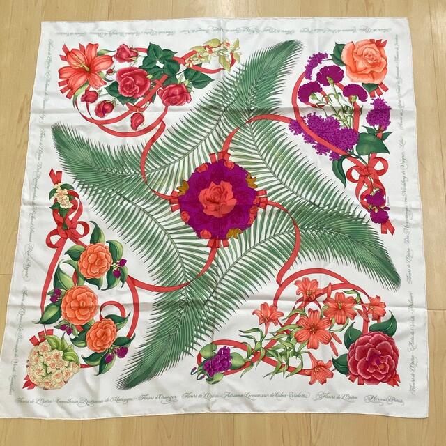 HERMES - HERMES エルメス シルクスカーフ 花柄 オフホワイト HERMES - HERMES エルメス シルクスカーフ 花柄 オフホワイト