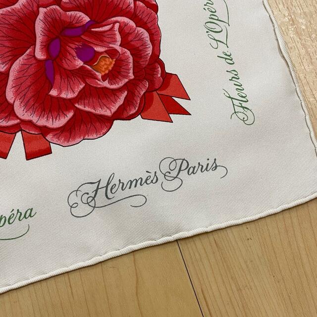 HERMES - HERMES エルメス シルクスカーフ 花柄 オフホワイト HERMES - HERMES エルメス シルクスカーフ 花柄 オフホワイト