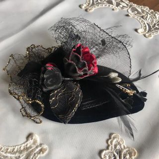 ヴィンテージ レース、花、羽根ヘッドドレス トーク帽 カクテルハット