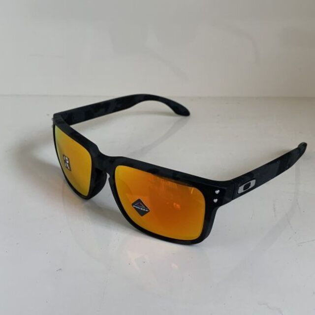 Oakley(オークリー)のOAKLEYオークリー サングラス【HOLBROOK】黒カモ プリズム偏光 スポーツ/アウトドアのスノーボード(アクセサリー)の商品写真