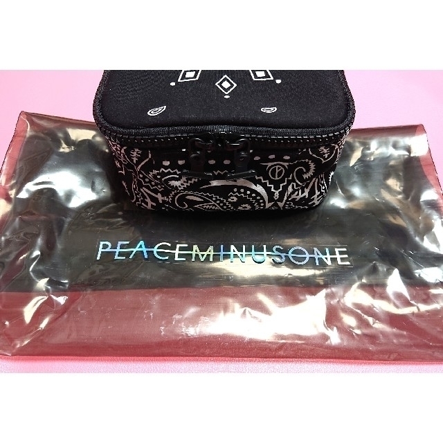 PEACEMINUSONE(ピースマイナスワン)のPEACEMINUSONE PMO BANDANA POUCH ポーチ ブラック メンズのファッション小物(その他)の商品写真