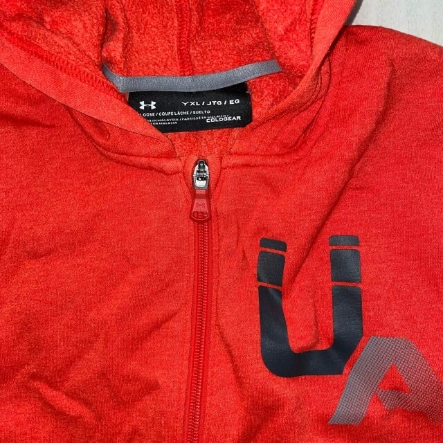 UNDER ARMOUR(アンダーアーマー)の専用　アンダーアーマー　パーカー　160サイズ キッズ/ベビー/マタニティのキッズ服男の子用(90cm~)(ジャケット/上着)の商品写真