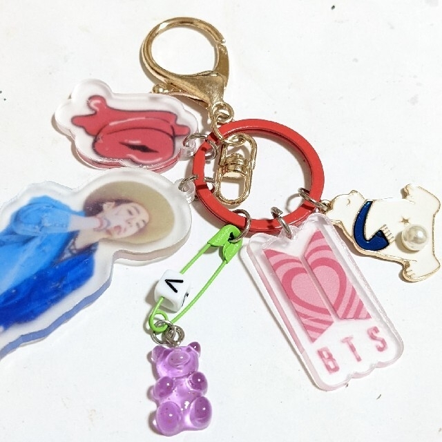 防弾少年団(BTS)(ボウダンショウネンダン)の💜BTS  ジャラジャラ キーホルダー /V💜テテ バンタン アクリル板 レディースのファッション小物(キーホルダー)の商品写真