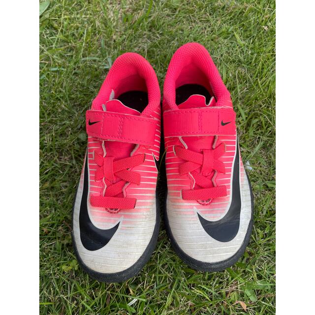 NIKE(ナイキ)のキッズ用トレーニングシューズ16cm スポーツ/アウトドアのサッカー/フットサル(シューズ)の商品写真