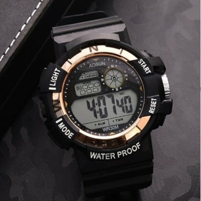 新品 送料無料 デジタル腕時計多機能 ボーイズ（キッズ）から大人まで 黒×金