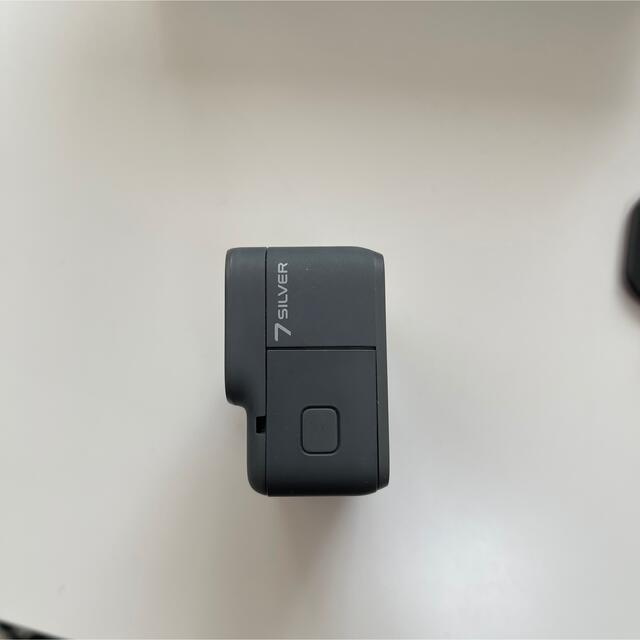 GoPro(ゴープロ)のGoPro HERO7 Silver CHDHC-601-FW スマホ/家電/カメラのカメラ(コンパクトデジタルカメラ)の商品写真