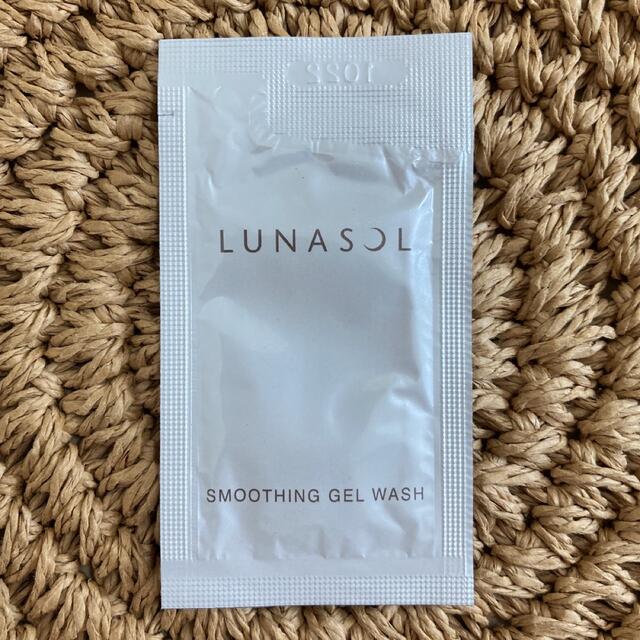 LUNASOL(ルナソル)のLUNASOL ルナソル スムージングジェルウォッシュ 2.5g ×5包 コスメ/美容のスキンケア/基礎化粧品(洗顔料)の商品写真