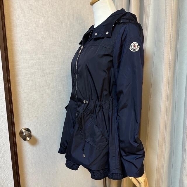 MONCLER(モンクレール)の専用　美品　MONCLER LOTUS NAVY TG0 レディースのジャケット/アウター(ナイロンジャケット)の商品写真