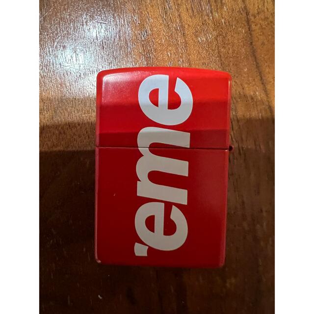 Supreme(シュプリーム)の【新品同様】Supreme Zippo ライター　赤 メンズのファッション小物(タバコグッズ)の商品写真